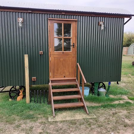 Glamping In Wiltshire In Our Luxury Shepherds Hut Chippenham  Esterno foto