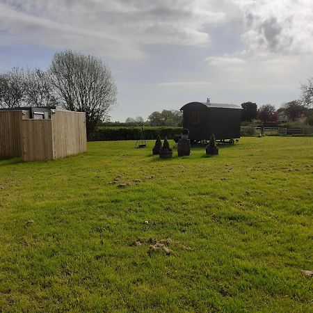 Glamping In Wiltshire In Our Luxury Shepherds Hut Chippenham  Esterno foto