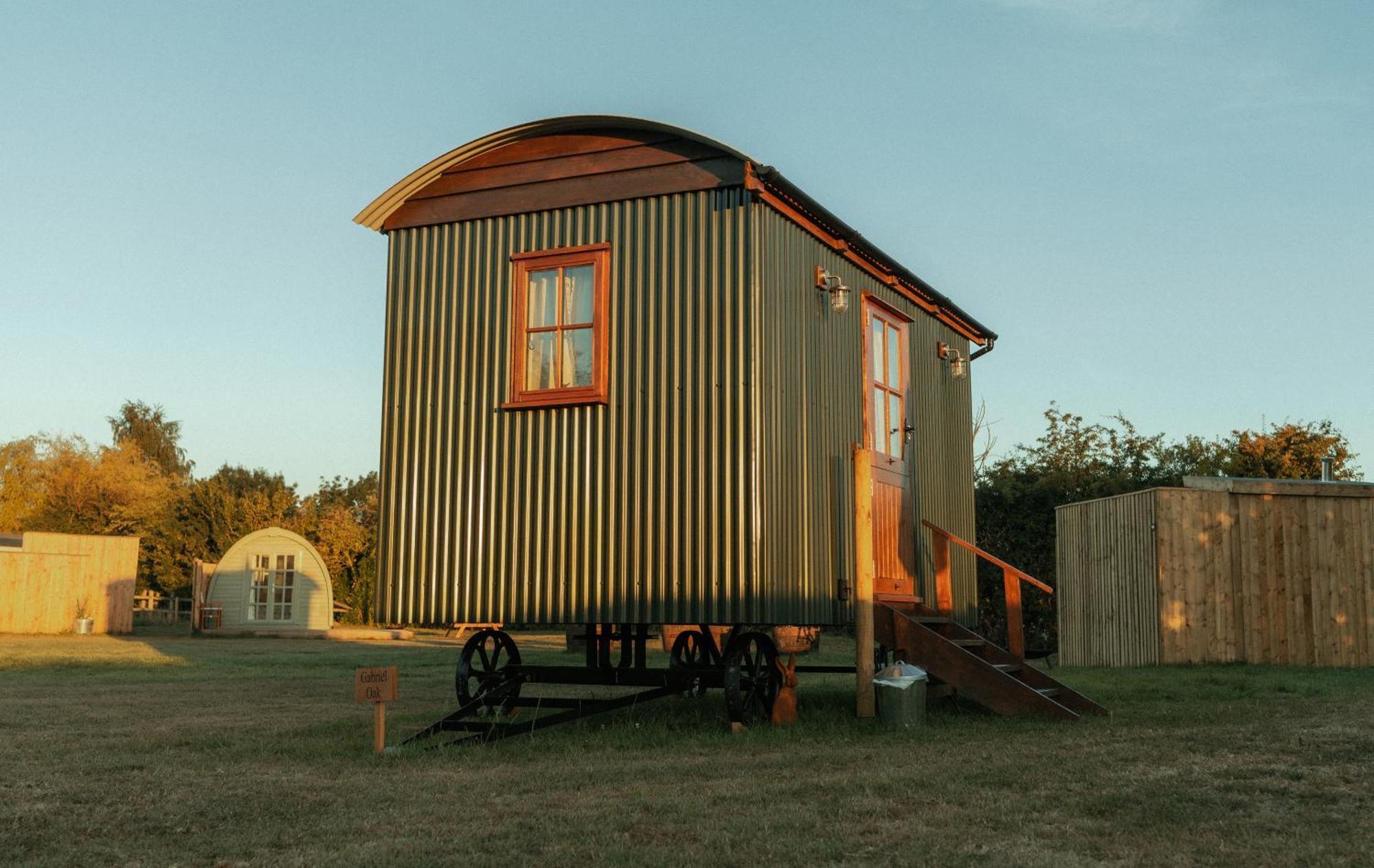 Glamping In Wiltshire In Our Luxury Shepherds Hut Chippenham  Esterno foto