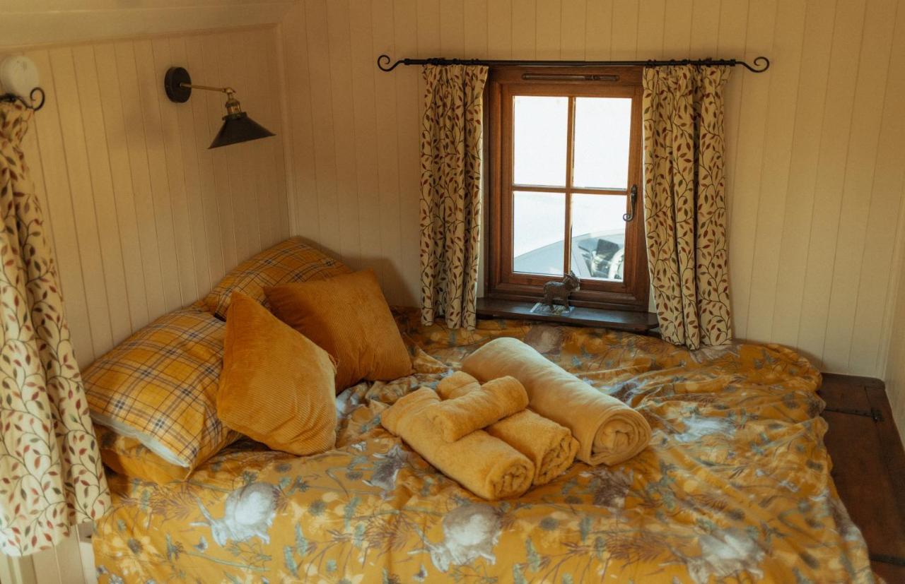 Glamping In Wiltshire In Our Luxury Shepherds Hut Chippenham  Esterno foto