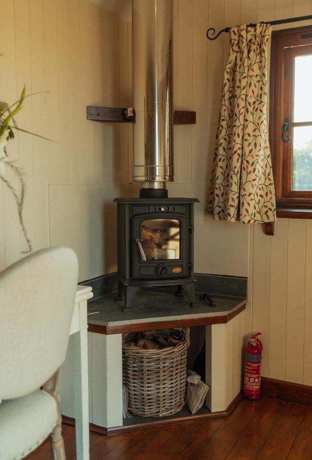 Glamping In Wiltshire In Our Luxury Shepherds Hut Chippenham  Esterno foto