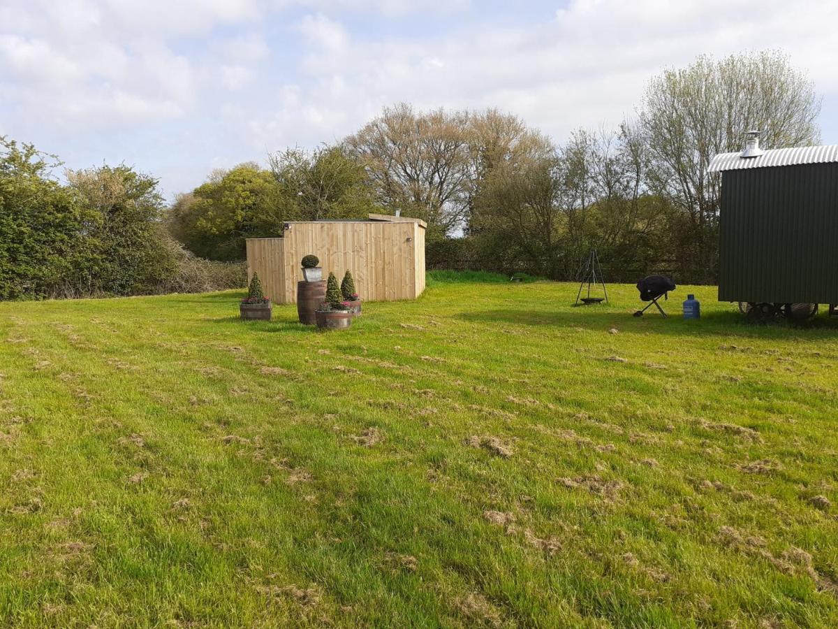 Glamping In Wiltshire In Our Luxury Shepherds Hut Chippenham  Esterno foto